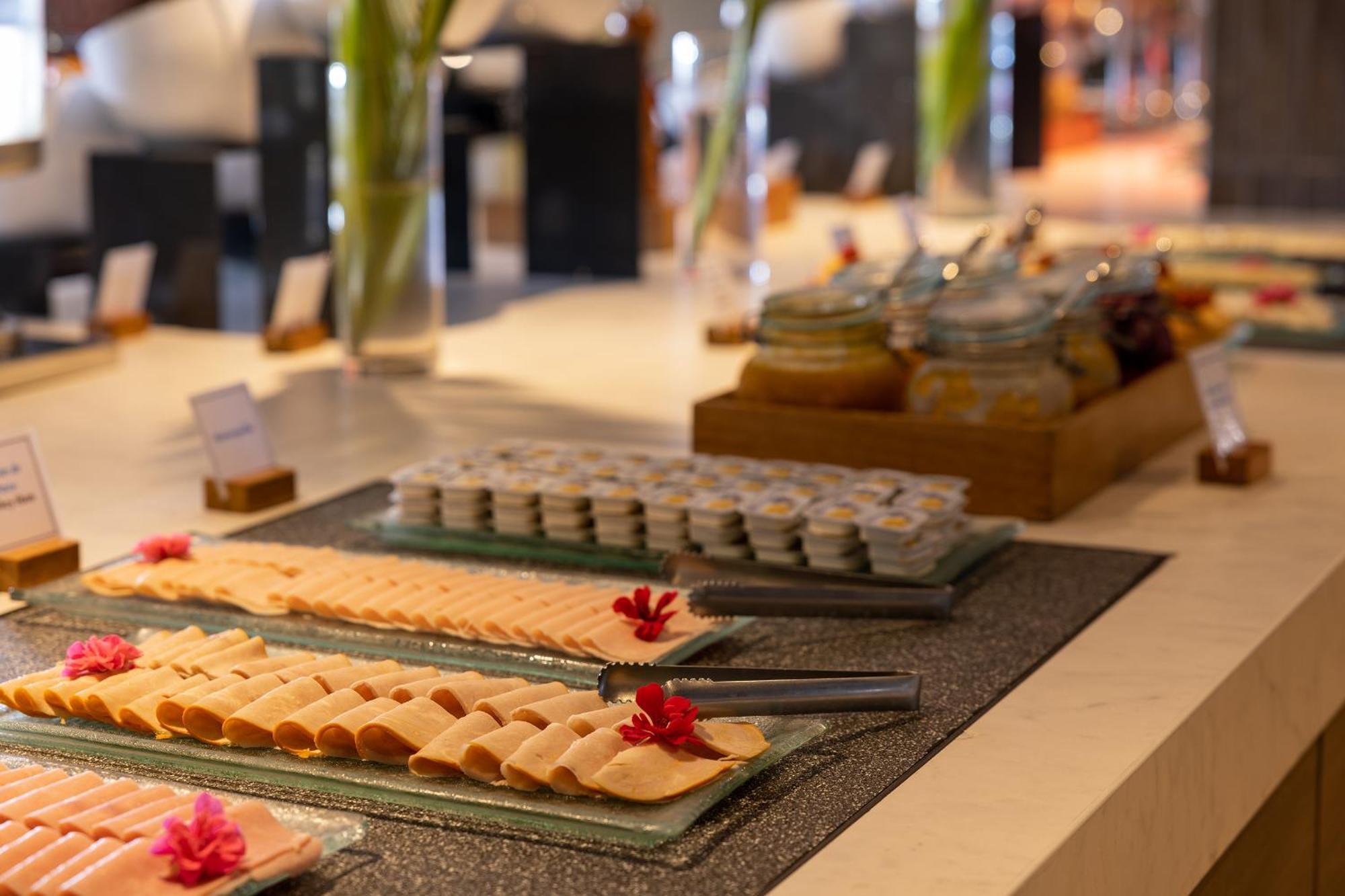 Aranwa Paracas Resort & Spa Exterior foto A buffet at a hotel